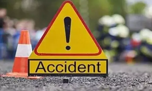 பேருந்து சுவற்றில் மோதி விபத்து: பள்ளிக்கு சென்ற 24 சிறுவர்கள் காயம்