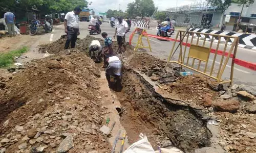 சாலையில் ஏற்பட்ட பள்ளம் சீரமைப்பு சாலையில் ஏற்பட்ட பள்ளம் சீரமைப்பு