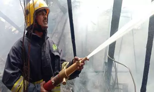 பழைய பிளாஸ்டிக் குடோனில் தீ விபத்து பழைய பிளாஸ்டிக் குடோனில் தீ விபத்து