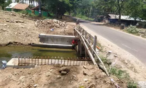 பாலத்தை அகலப்படுத்தும் பணி மும்முரம் பாலத்தை அகலப்படுத்தும் பணி மும்முரம்