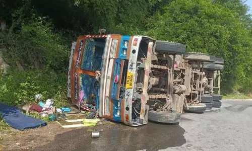 மலைப்பாதையில் லாரி கவிழ்ந்து விபத்து