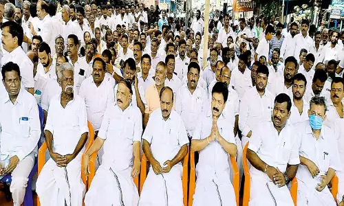 கடல் நீரை குடிநீராக்கும் திட்டத்தை ரத்து செய்த தி.மு.க. அரசை கண்டித்து அ.தி.மு.க.வினர் உண்ணாவிரத போராட்டம்