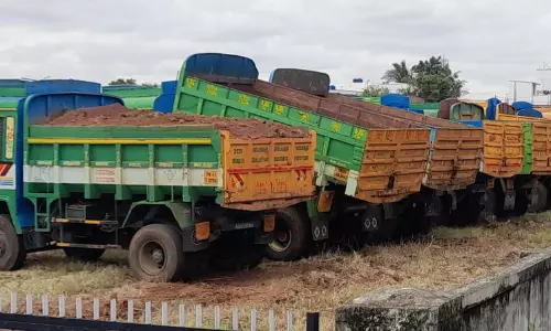 10 லாரி, 2 பொக்லைன் எந்திரம் பறிமுதல் 10 லாரி, 2 பொக்லைன் எந்திரம் பறிமுதல்