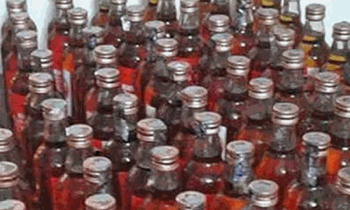 மதுபாட்டில்கள் பறிமுதல்; பெண் உள்பட 2 பேர் கைது மதுபாட்டில்கள் பறிமுதல்; பெண் உள்பட 2 பேர் கைது
