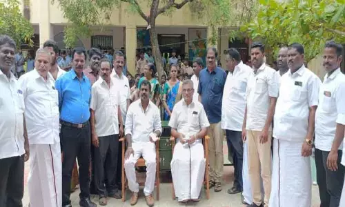 அரசு பள்ளிக்கு மேஜை, இருக்கைகள்; மாவட்ட பஞ்சாயத்து தலைவர் வழங்கினார்