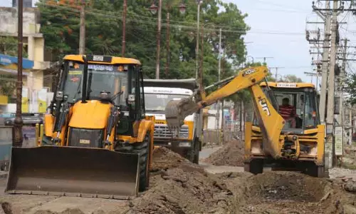 சாலை சீரமைப்பு பணியால் போக்குவரத்து மாற்றம்