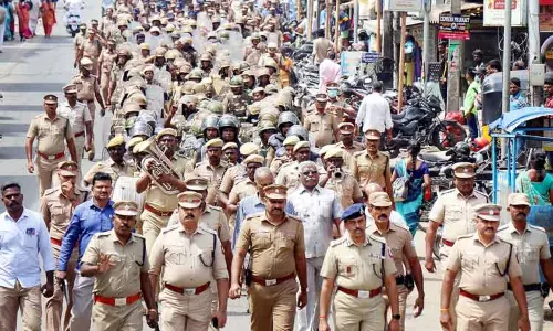 போலீசார் கொடி அணிவகுப்பு