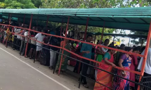 விடுமுறையையொட்டி கன்னியாகுமரியில் குவிந்த சுற்றுலா பயணிகள்...! விடுமுறையையொட்டி கன்னியாகுமரியில் குவிந்த சுற்றுலா பயணிகள்...!