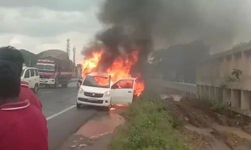 பூந்தமல்லி: கொட்டும் மழையில் தீப்பிடித்து எரிந்த கார் - வாகன ஓட்டிகள் அதிர்ச்சி