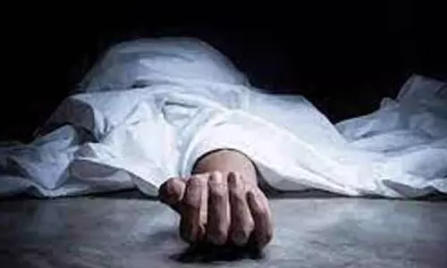 மோட்டார் சைக்கிள் மீது கார் மோதி தொழிலாளி பலி மோட்டார் சைக்கிள் மீது கார் மோதி தொழிலாளி பலி