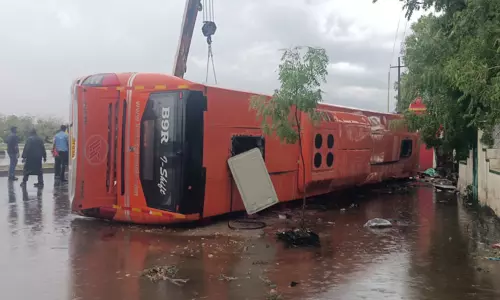 கயத்தாறு கட்டபொம்மன் சிலை முன்பு ஆம்னி பஸ் கவிழ்ந்து விபத்து - ஒருவர் பலி