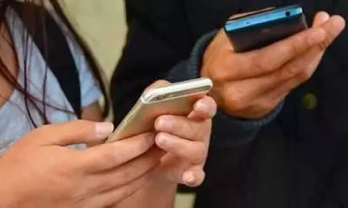 மதுரையில்  பள்ளி, கல்லூரிகளுக்கு அருகே போதை பொருட்கள் விற்பனை : புகார் அளிக்க தொலைபேசி எண் வெளியீடு