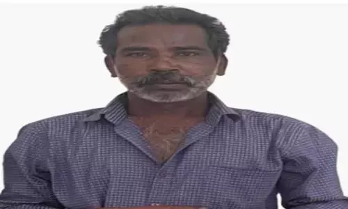 குளியல் அறையில் புகுந்து 8-ம் வகுப்பு மாணவியை பாலியல் பலாத்காரம் செய்ய முயற்சி-தொழிலாளி போக்சோவில் கைது குளியல் அறையில் புகுந்து 8-ம் வகுப்பு மாணவியை பாலியல் பலாத்காரம் செய்ய முயற்சி-தொழிலாளி போக்சோவில் கைது