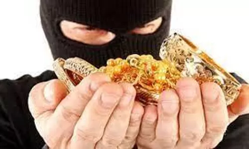 வீடு புகுந்து நகை திருட்டு