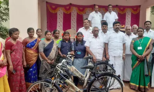 அரசு பள்ளி மாணவர்களுக்கு இலவச ைசக்கிள்கள் அரசு பள்ளி மாணவர்களுக்கு இலவச ைசக்கிள்கள்