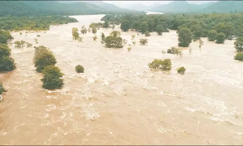 மேட்டூர் அணையில் இருந்து 1.20 லட்சம் கனஅடி நீர் வெளியேற்றம்: காவிரி ஆற்றில் வெள்ளப்பெருக்கு மேட்டூர் அணையில் இருந்து 1.20 லட்சம் கனஅடி நீர் வெளியேற்றம்: காவிரி ஆற்றில் வெள்ளப்பெருக்கு