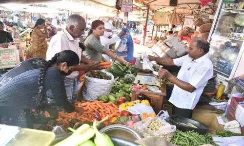 தொடர்மழை காரணமாக வரத்து குறைந்தது  ஈரோட்டில் காய்கறிகள் விலை உயர்வு