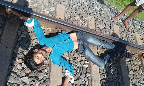 தண்டவாளத்தில் தனியார் நிறுவன ஊழியர் பிணம்-தற்கொலையா? போலீசார் விசாரணை