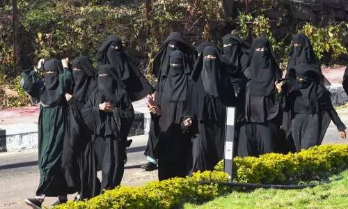 கல்வி நிலையங்களில் ஹிஜாப் அணிய தடை; கர்நாடக அரசுக்கு சுப்ரீம் கோர்ட்டு நோட்டீஸ்