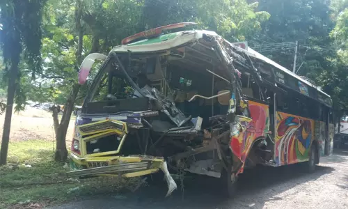 தலைவாசல் அருகே டிராக்டர் மீது தனியார் பஸ் மோதி விபத்து - கல்லூரி மாணவிகள் உட்பட 20 பேர் படுகாயம்