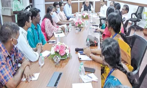 வாக்காளர் அட்டையுடன் ஆதார் எண்ணை இணைப்பது குறித்து செங்கல்பட்டு மாவட்ட வருவாய்த்துறை அலுவலர்களுடன் தேர்தல் ஆணையர் ஆலோசனை