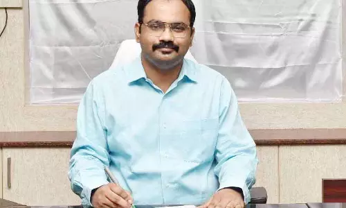 வீடு, வீடாக சென்று ஆதார் எண்ணை வாக்காளர் பட்டியலுடன் இணைக்கும் பணி மும்முரம்; பொதுமக்கள் ஒத்துழைக்க திருவள்ளூர் மாவட்ட கலெக்டர் வேண்டுகோள் வீடு, வீடாக சென்று ஆதார் எண்ணை வாக்காளர் பட்டியலுடன் இணைக்கும் பணி மும்முரம்; பொதுமக்கள் ஒத்துழைக்க திருவள்ளூர் மாவட்ட கலெக்டர் வேண்டுகோள்