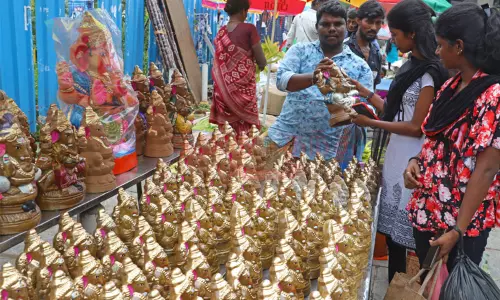 விநாயகர் சதுர்த்தி விழாவையொட்டி விற்பனைக்கு வந்த சிறிய வடிவிலான மண் பிள்ளையார்கள்