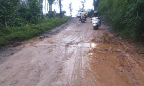 சேறும், சகதியுமான சாலையை சீரமைக்க வேண்டும்