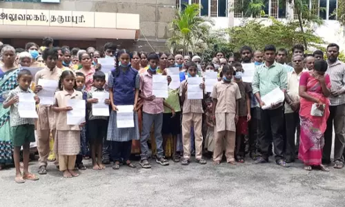 நீண்ட காலமாக வாழும் இடத்தில் தொடர்ந்து வசிக்க அனுமதி வழங்க வேண்டும்-குறை தீர்க்கும் நாள் கூட்டத்தில் பழைய தர்மபுரி பகுதி மக்கள் மனு நீண்ட காலமாக வாழும் இடத்தில் தொடர்ந்து வசிக்க அனுமதி வழங்க வேண்டும்-குறை தீர்க்கும் நாள் கூட்டத்தில் பழைய தர்மபுரி பகுதி மக்கள் மனு