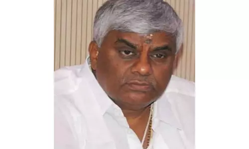 வருவாய்த்துறை அதிகாரிகள் போர்க்கால அடிப்படையில் பணியாற்ற வேண்டும்-ரேவண்ணா எம்.எல்.ஏ. பேட்டி வருவாய்த்துறை அதிகாரிகள் போர்க்கால அடிப்படையில் பணியாற்ற வேண்டும்-ரேவண்ணா எம்.எல்.ஏ. பேட்டி