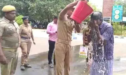 கரூர் கலெக்டர் அலுவலக வளாகத்தில் தீக்குளிக்க முயன்றவறால் பரபரப்பு கரூர் கலெக்டர் அலுவலக வளாகத்தில் தீக்குளிக்க முயன்றவறால் பரபரப்பு