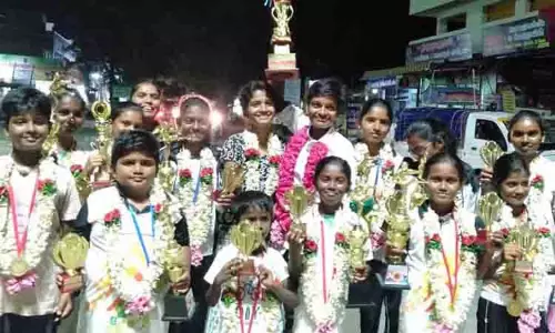 மாநில அளவிலான சிலம்பம் போட்டி: மாணவ-மாணவிகள் 12 பதக்கங்கள் பெற்று சாதனை மாநில அளவிலான சிலம்பம் போட்டி: மாணவ-மாணவிகள் 12 பதக்கங்கள் பெற்று சாதனை