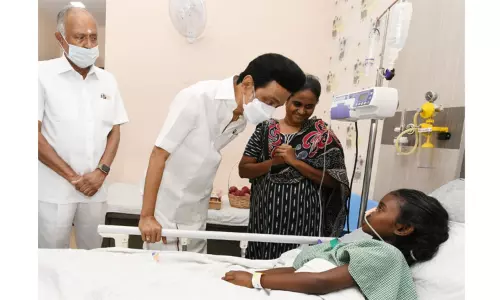 சிறுமியிடம் நலம் விசாரித்தார் முதல்-அமைச்சர் மு.க.ஸ்டாலின்