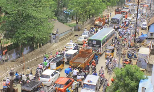 நெல்லையில் போக்குவரத்து நெருக்கடி நெல்லையில் போக்குவரத்து நெருக்கடி