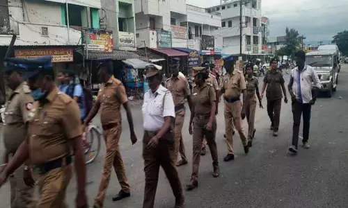 சத்தியில், விநாயகர் சதுர்த்தியையொட்டி  போலீசார் கொடி அணிவகுப்பு
