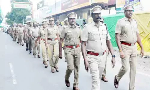 ஈரோட்டில் விநாயகர் சிலைகள் அமைப்பு பணிகள் தீவிரம் பாதுகாப்புக்காக போலீசார் கொடி அணிவகுப்பு ஈரோட்டில் விநாயகர் சிலைகள் அமைப்பு பணிகள் தீவிரம் பாதுகாப்புக்காக போலீசார் கொடி அணிவகுப்பு