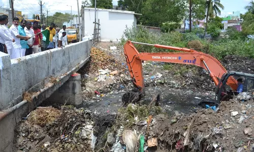 கால்வாய் தூர்வாரும் பணி