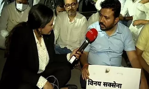 டெல்லி சட்டசபையில் ஆம் ஆத்மி - பாஜக எம்.எல்.ஏ.க்கள் விடியவிடிய போராட்டம்