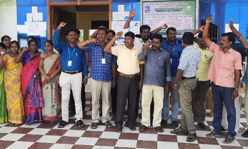 நாகை அரசு கலை அறிவியல் கல்லூரியில்  பேராசிரியர்கள் 5-வது நாளாக உள்ளிருப்பு போராட்டம்