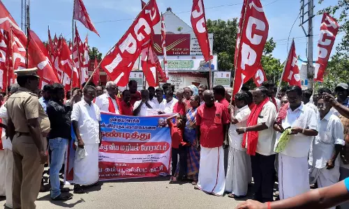 உணவு பொருட்கள் மீதான ஜி.எஸ்.டி. வரியை ரத்து செய்யக்கோரி   நாகையில், இந்திய கம்யூனிஸ்டு கட்சியினர் சாலை மறியல்