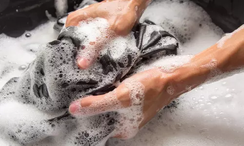 சுடு நீரில் துணி துவைக்கலாமா? சுடு நீரில் துணி துவைக்கலாமா?