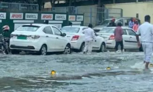 பெங்களூருவில் கனமழை; கடும் போக்குவரத்து நெரிசல் பெங்களூருவில் கனமழை; கடும் போக்குவரத்து நெரிசல்