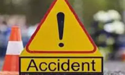 மும்பை- கோவா நெடுஞ்சாலையில் அரசு பஸ் மீது கார் மோதி 2 பேர் பலி- 3 பேர் படுகாயம்