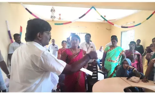 பேரூராட்சி கூட்டத்தில் தி.மு.க. கவுன்சிலர்கள் வெளிநடப்பு