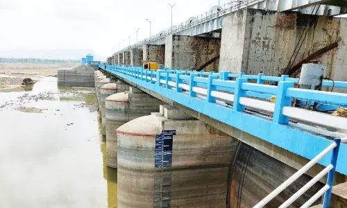 குடகனாறு அணையில் இருந்து தண்ணீர் வெளியேற்றம்