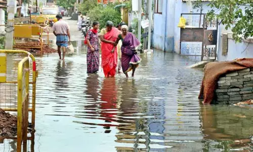 குடியிருப்பு வீதிகளில் மழைநீர் தேங்குவதால் மக்கள் அவதி