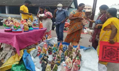 விநாயகர் சதுர்த்தியையொட்டி சிலைகள், பூக்களை வாங்க பொதுமக்கள் கடைவீதிகளில் குவிந்தனர்