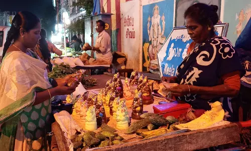 விநாயகர் சதுர்த்தி விழாவை முன்னிட்டு நாகை கடைவீதியில் பூஜை பொருட்கள் வாங்க திரண்ட மக்கள் விநாயகர் சதுர்த்தி விழாவை முன்னிட்டு நாகை கடைவீதியில் பூஜை பொருட்கள் வாங்க திரண்ட மக்கள்