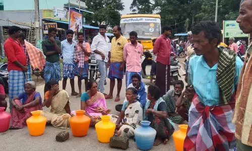 குடிநீர் கேட்டு பொதுமக்கள் சாலை மறியல்