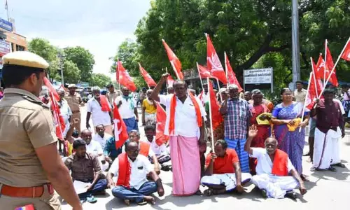 இந்திய கம்யூனிஸ்டு கட்சியினர் சாலை மறியல்